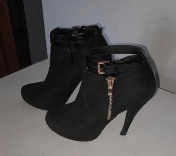 Schoenen voor dames beschikbaar voor biedingen