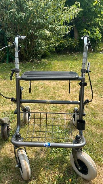 Rollator, remmen werken, zitje ok, draagrek 5 kg beschikbaar voor biedingen
