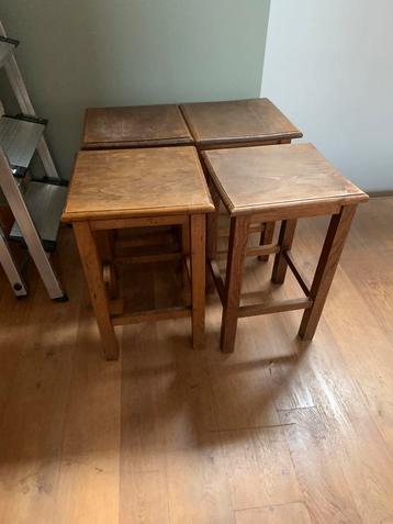 4 of 6 eiken stoeltjes 50 cm hoog 30 x 30 zit 20€/st beschikbaar voor biedingen
