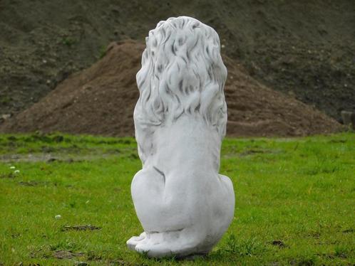 Beeld Leeuw - 55 cm - Steen, Tuin en Terras, Tuinbeelden, Dierenbeeld, Steen, Ophalen of Verzenden