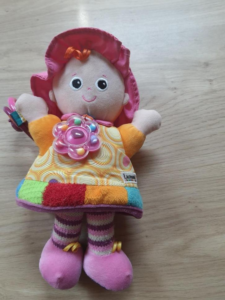 Lamaze Play&Grow Mijn Vriendin Emily voor Maxicosi(+/- 25cm), Kinderen en Baby's, Speelgoed | Babyspeelgoed, Zo goed als nieuw