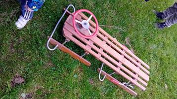 Oude slee met stuurwiel en stuurinrichting beschikbaar voor biedingen