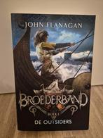 John Flanagan - De outsiders, Boeken, John Flanagan, Ophalen of Verzenden, Zo goed als nieuw, Fictie