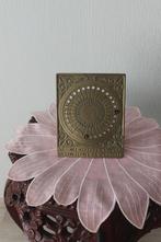 Eeuwige durende kalender messing, Ophalen
