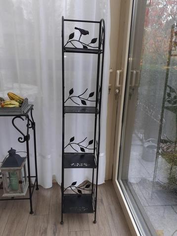 Te koop een metalen plank  beschikbaar voor biedingen