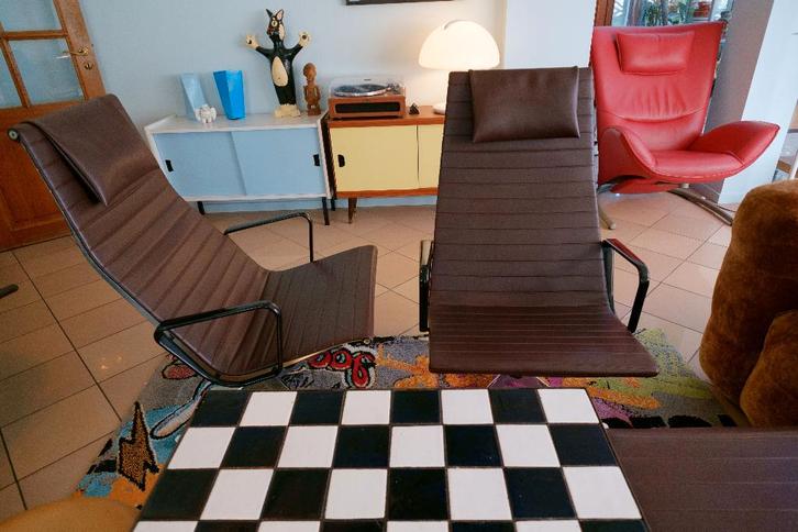 Eames - Herman Miller - (x 2) Fauteuil EA124 + ottoman EA125, Maison & Meubles, Fauteuils, Utilisé, Synthétique, 75 à 100 cm, 75 à 100 cm