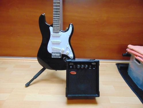 Zwarte Stratocaster + Stagg 10 versterker ., Muziek en Instrumenten, Snaarinstrumenten | Overige, Zo goed als nieuw, Overige typen