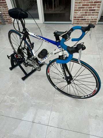 Koers fiets wit en blauw- zwart  beschikbaar voor biedingen