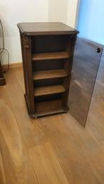 Kastje massief eik op wielen met 2 glazen deurtjes, Ophalen