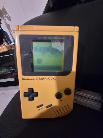 Game Boy Jauneczorinal et cassette pokemon gris.