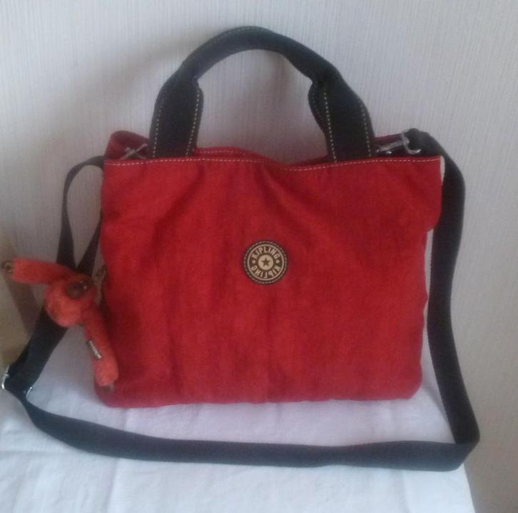 Kipling handtas en rode band 3 grote zakken + aap, Handtassen en Accessoires, Tassen | Schoudertassen, Gebruikt, Kipling, Rood