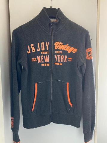 Sweatshirt van J&Joy. Donkergrijs met oranje stiksels. DE