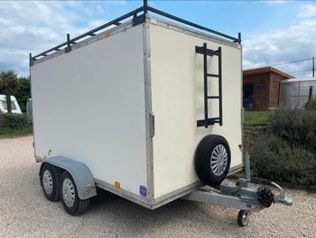 Gesloten aanhangwagen : 3.5 x 2 x 1.8 m LxBxH beschikbaar voor biedingen
