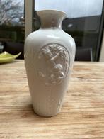 Vaasje porselein, Wit, Aardewerk of Porselein, Ophalen of Verzenden, Zo goed als nieuw