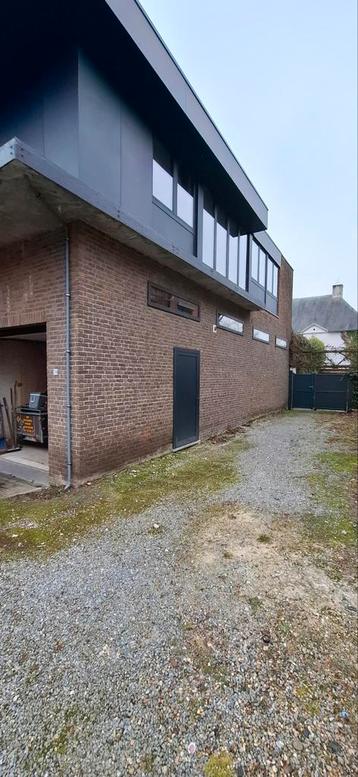 Gerenoveerd uitzonderlijk pand met grote garage / werkplaats beschikbaar voor biedingen