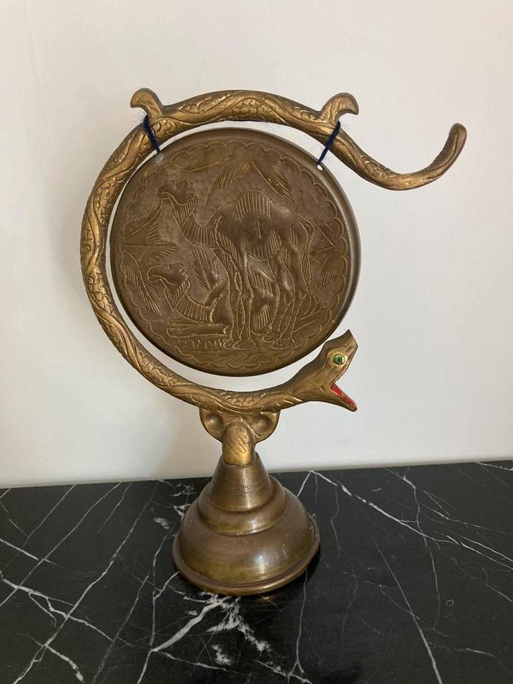 Gong arabe vintage en laiton motif serpent et chameaux, Antiquités & Art, Curiosités & Brocante, Enlèvement ou Envoi