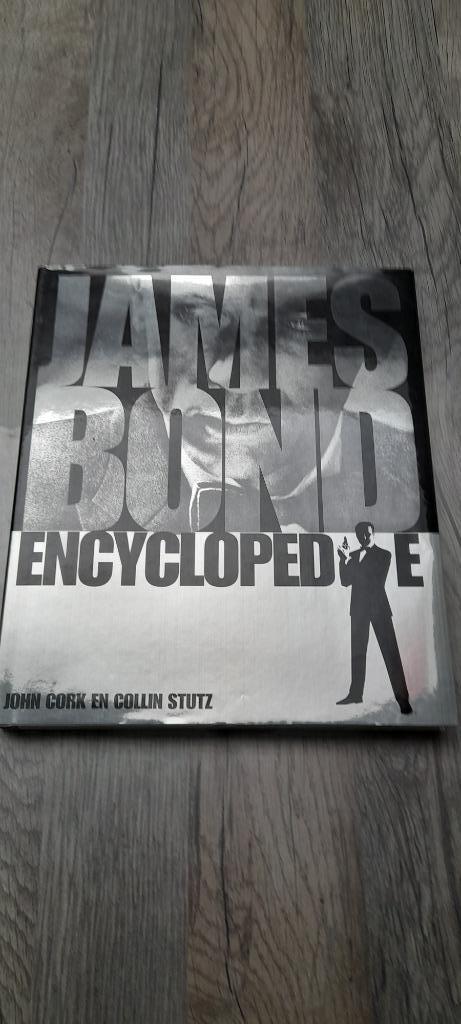 Luxe boek , James Bond Encyclopedie . 320 pagina's en foto's, Boeken, Detectives, Zo goed als nieuw, Ophalen of Verzenden