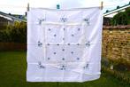 nappe blanche coton , carrée , 77/77 cm , brodé a la main, Enlèvement ou Envoi, Comme neuf, Carré, Intérieur