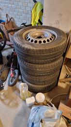 VW  T5 stalen velgen  en winterbanden 215/65R16 NOKIAN, Auto-onderdelen, Banden en Velgen, Ophalen, Velg(en), Winterbanden, Bestelwagen