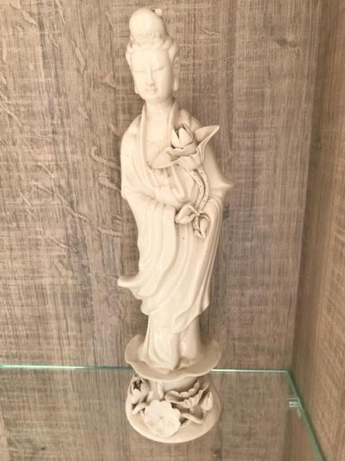 Antiek Aziatisch beeldje in porcelein, Antiek en Kunst, Antiek | Porselein, Ophalen of Verzenden
