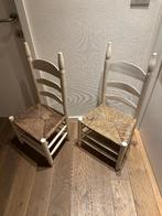 2 wit rustieke houten stoelen met een gevlochten zitting, Huis en Inrichting, Stoelen, Gebruikt, Twee, Wit, Riet of Rotan