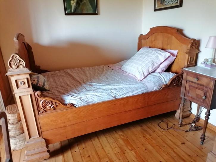 Antiek twijgelaar bed met floraal houtsnijwerk, Huis en Inrichting, Slaapkamer | Complete slaapkamers, Gebruikt, Twijfelaar, Ophalen