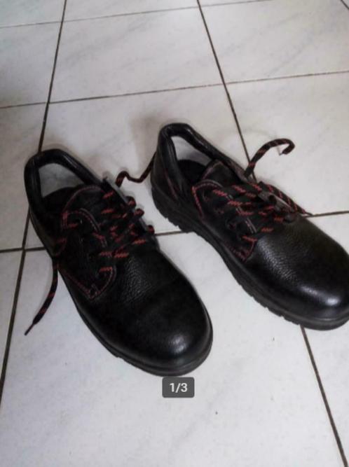 Veiligheidsschoenen - nieuwe zwarte 39 en grijze 38 - 10€/p., Kleding | Dames, Schoenen, Gedragen, Werkschoenen, Ophalen of Verzenden