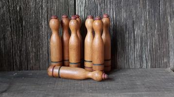 Leuke set van 8 oude houten franse kegels met gekleurde rand