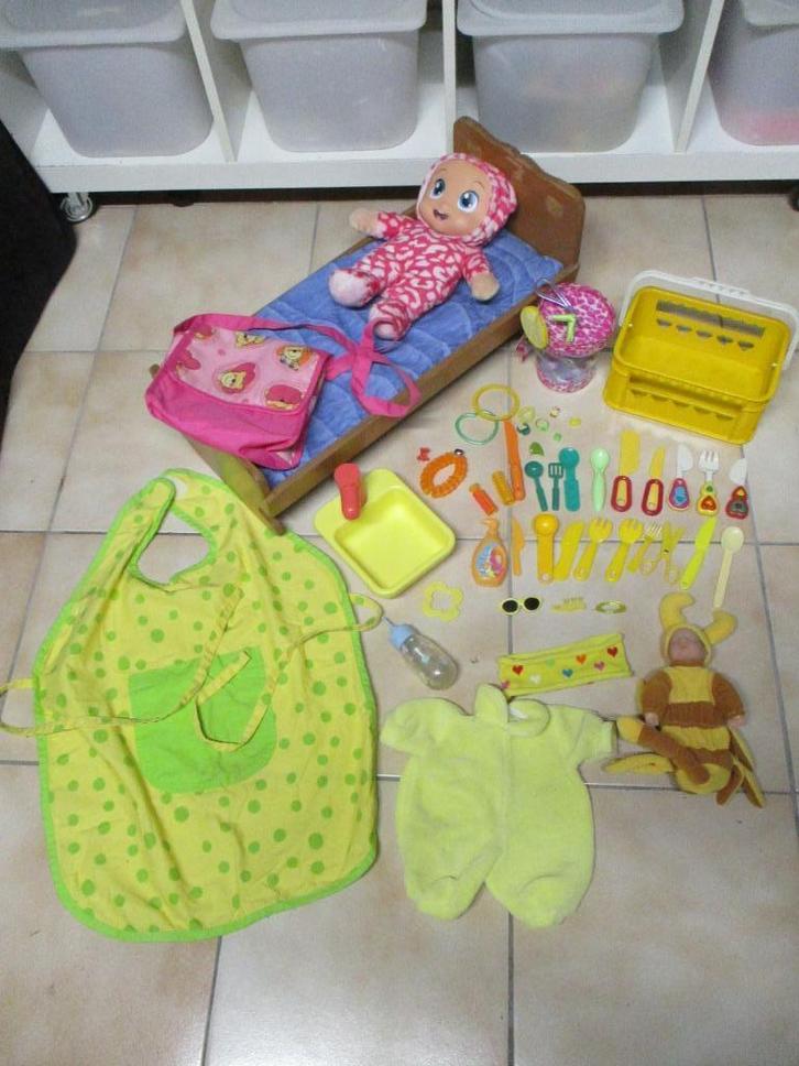 Pop met schommelbedje winkelmand eetgerei short tas enz., Kinderen en Baby's, Speelgoed | Poppen, Gebruikt, Babypop, Ophalen of Verzenden