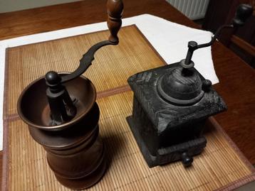 2 antieke houten koffiemolens beschikbaar voor biedingen