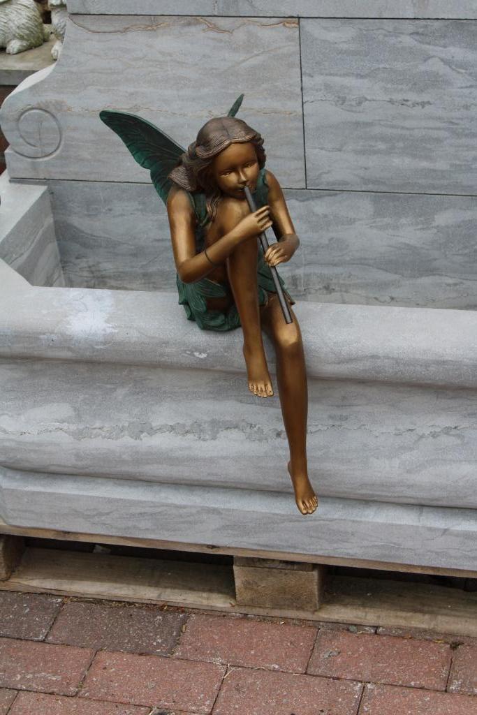 Geweldig elfenbeeld met een bronzen fluit., Tuin en Terras, Tuinwanddecoratie, Nieuw, Ophalen