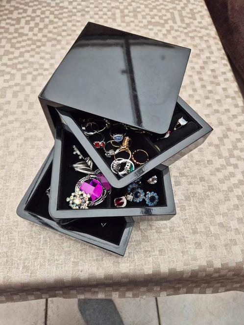 Super mooie juwelendoos /etagierre 3 afdelingen, Handtassen en Accessoires, Beautycases, Zo goed als nieuw, Ophalen of Verzenden