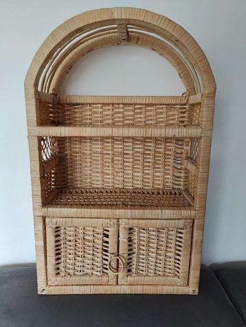 Vintage rotan muurkastje beschikbaar voor biedingen