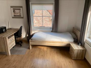 Bed, bureau en nachtkastje beschikbaar voor biedingen