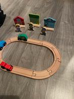 Een houten autobaan met 3 ventjes gebouwen en auto’s, Ophalen, Zo goed als nieuw