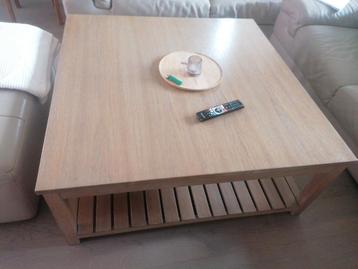 Table basse en bois marron clair
