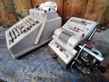 Oude rekenmachines toonbank kassa beschikbaar voor biedingen