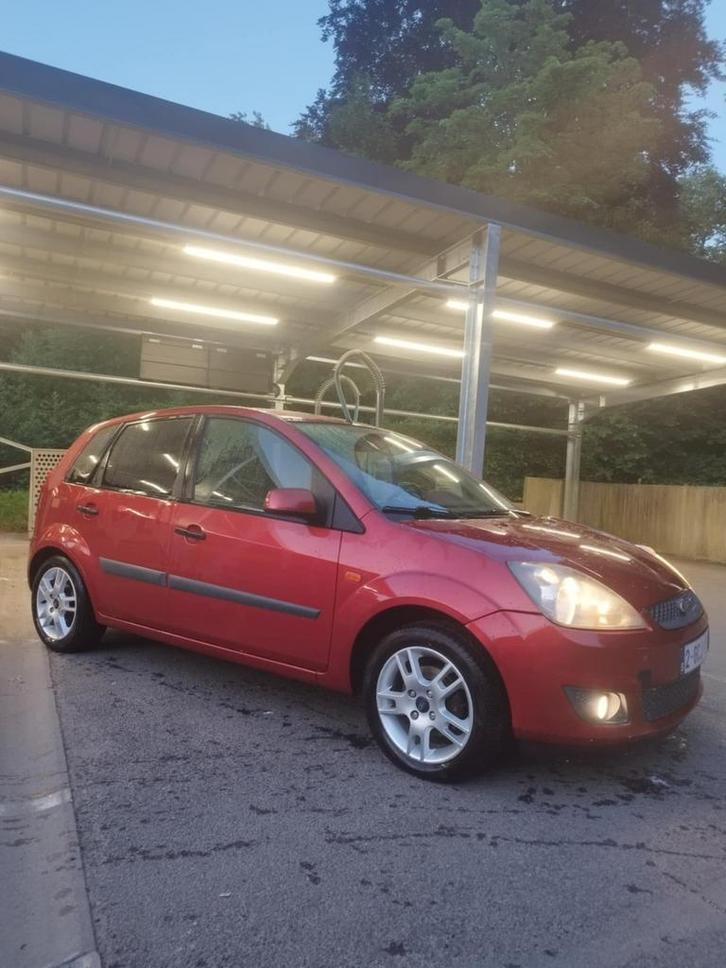 Ford fiesta 1.4 16v 2006 - 5 portes, Autos, Ford, Particulier, Air conditionné, Essence, 5 portes, Boîte manuelle, Rouge, Autres couleurs