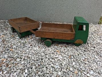 vintage houten vrachtwagen met oplegger beschikbaar voor biedingen