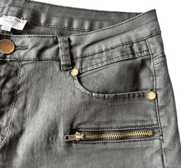 Zwarte broek goude accenten trendy one young, Kleding | Dames, Broeken en Pantalons, Gedragen, Maat 42/44 (L), Zwart, Lang, Verzenden