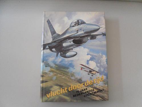 Vlucht door de tijd - 75 jaar Nederlandse Luchtmacht, Boeken, Oorlog en Militair, Gelezen, Luchtmacht, 1945 tot heden, Ophalen of Verzenden