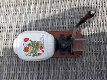 Vintage wand-koffiemolen "Wild Strawberry" beschikbaar voor biedingen