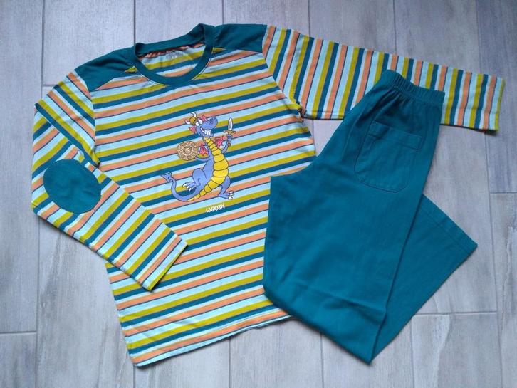 ★ M128 - Woody pyjama thema draak, Kinderen en Baby's, Kinderkleding | Maat 128, Zo goed als nieuw, Jongen, Nacht- of Onderkleding