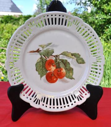 assiette porcelaine decorative ajouré decor 3 cerises 