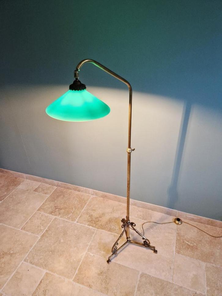 Vloerlamp in messing en groene opaline, begin 20e eeuw, Antiek en Kunst, Antiek | Verlichting, Ophalen