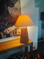 Tafellamp rotan met ecru kap, Huis en Inrichting, Lampen | Tafellampen, Ophalen, Gebruikt, 50 tot 75 cm