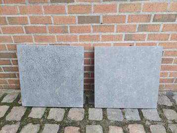 2 blauwe stenen tegels bekleden de pilastermuur 60x60x5 beschikbaar voor biedingen