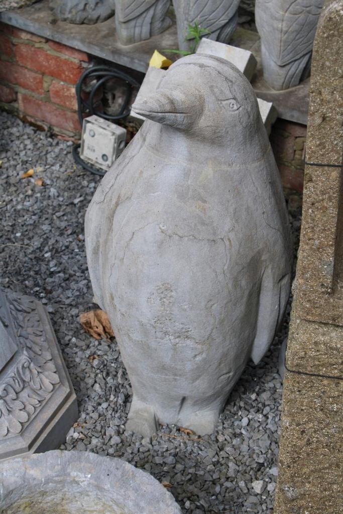 blauw stenen beeld van een pinguïn., Tuin en Terras, Tuinbeelden, Nieuw, Dierenbeeld, Steen, Ophalen