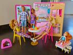 Barbie vakantiehuis met 5 Barbie poppen, een kleren kast met, Ophalen, Gebruikt, Barbie