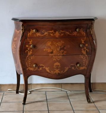 Elegant ladenkastje beschikbaar voor biedingen
